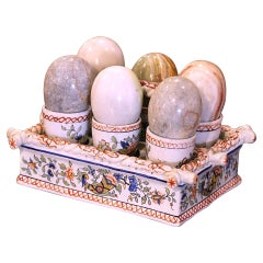 Cesta de seis huevos de loza francesa pintada de Desvres de principios del siglo XX