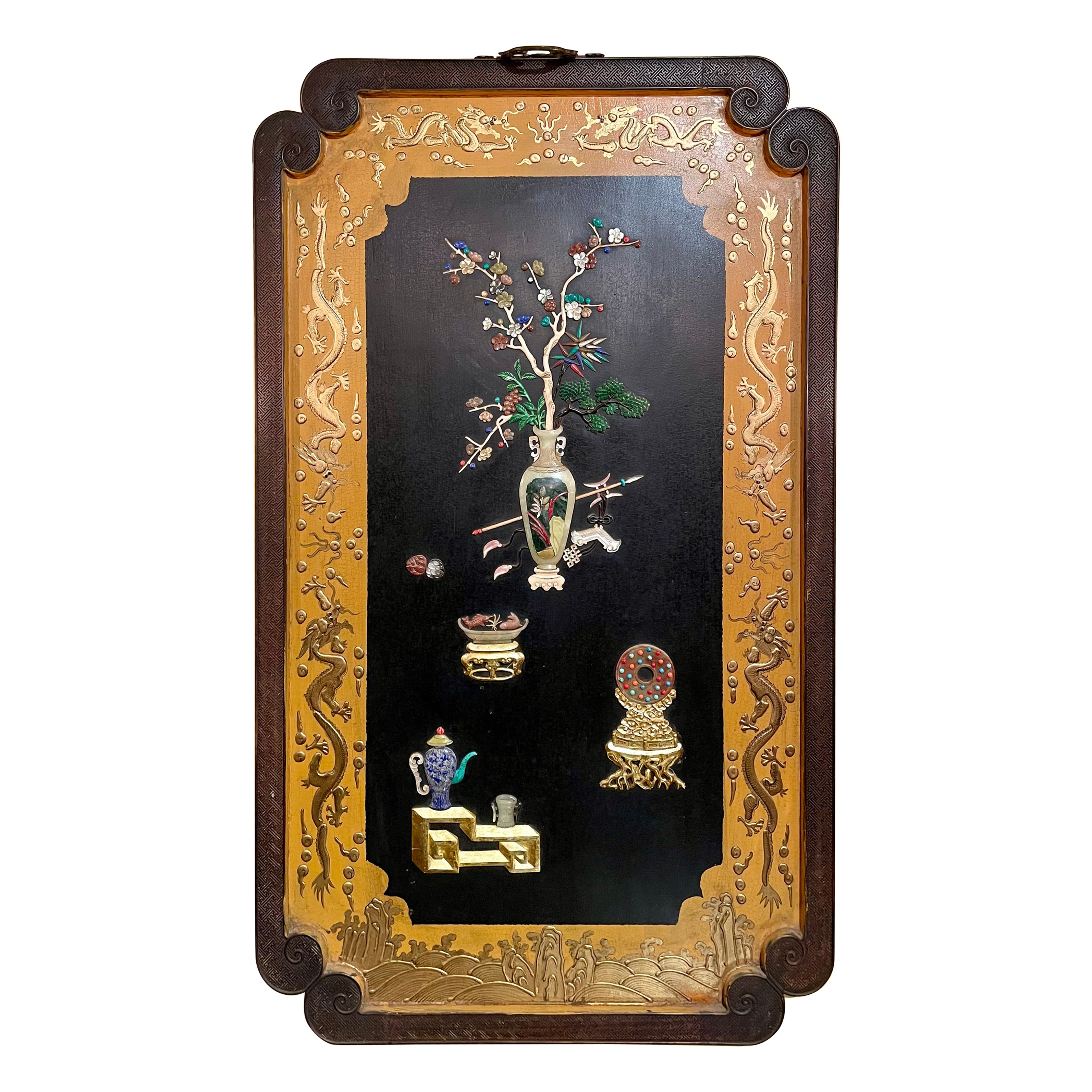 Plaque chinoise ancienne encadrée de teck laqué doré incrustée de jade et de pierres dures.