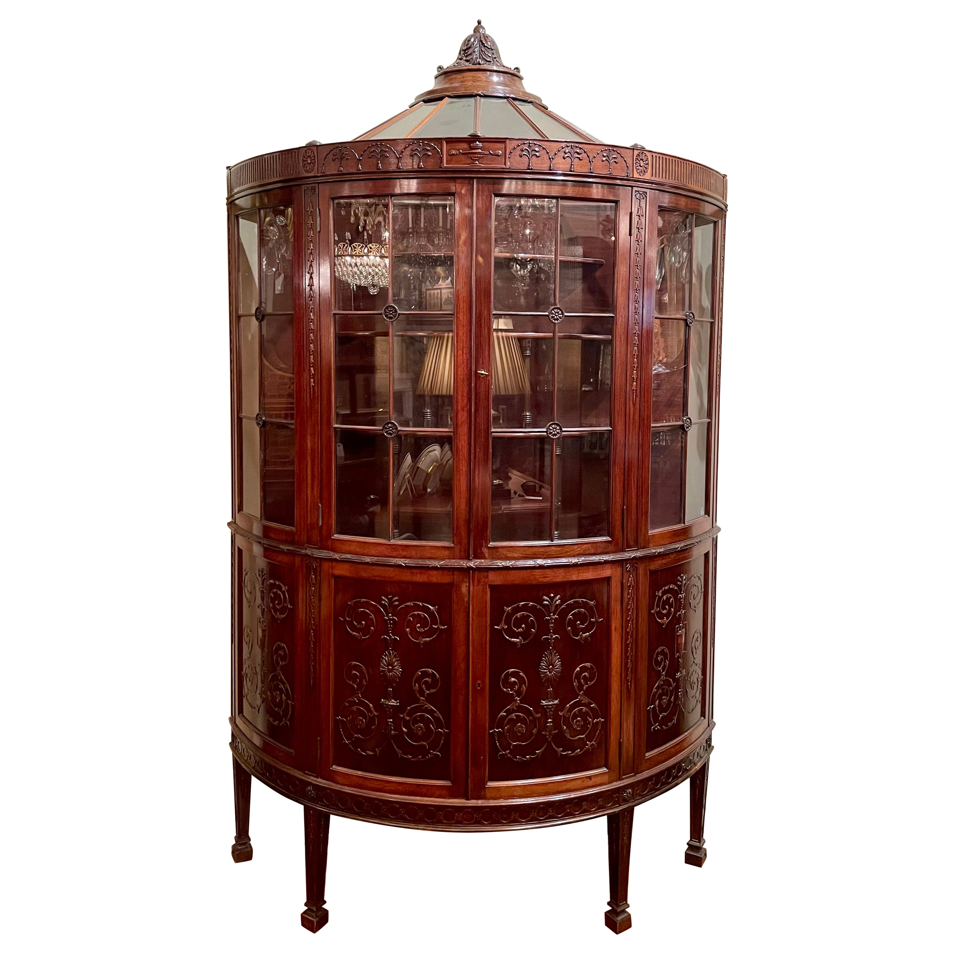 Ancienne armoire anglaise de style Adam en acajou et verre à façade convexe, vers 1890.