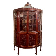 Ancienne armoire anglaise de style Adam en acajou et verre à façade convexe, vers 1890.