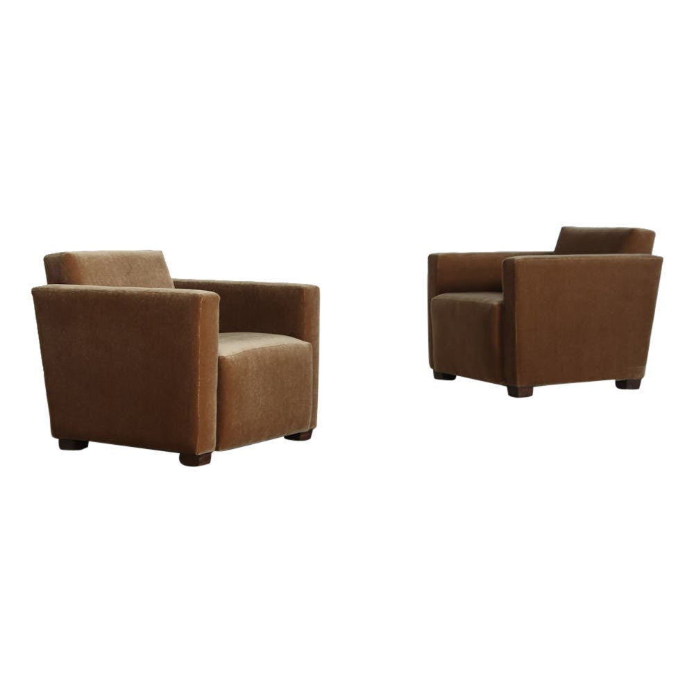 Paire de fauteuils angulaires, tapissés de mohair pur