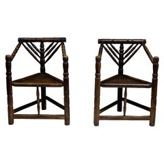 Paire de rares chaises tripodes anglaises de Turner Circa 1890 Modernity