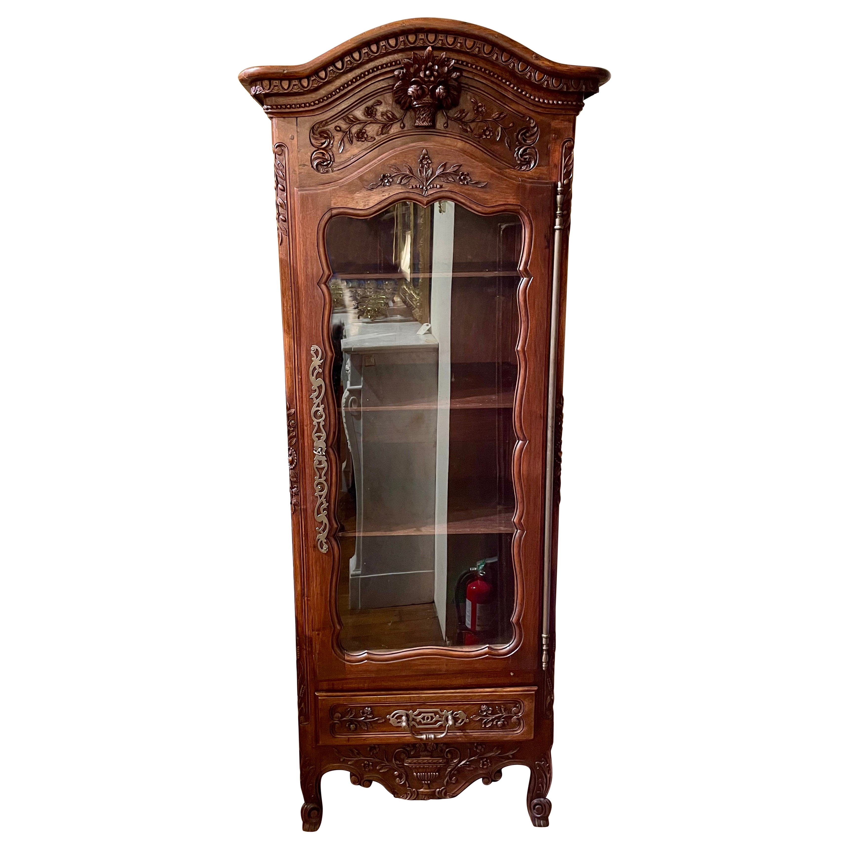 Antike französisch-provinzielle geschnitzt Nussbaum Glasfront Bonnetiere, CIRCA 1880.