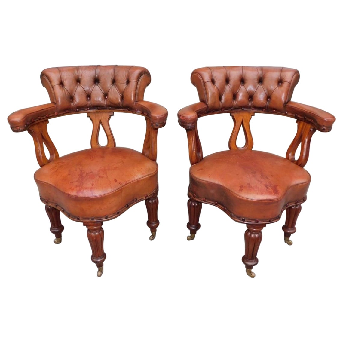 Pareja de sillones ingleses de caoba de la Regencia, tapizados en cuero y con patas de caña C 1815