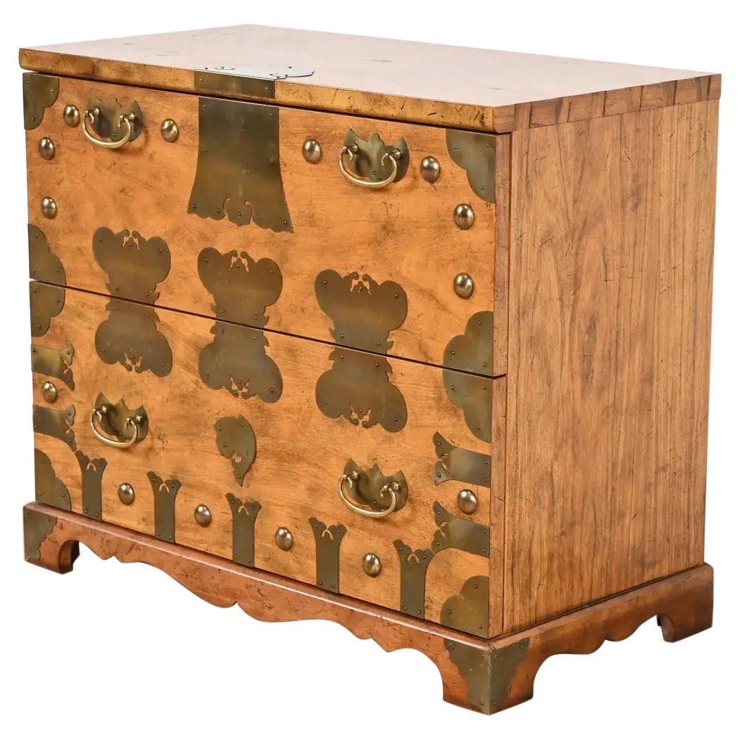 Baker Furniture Hollywood Regency Chinoiserie Koreanischer Tansu-Nachttisch aus Nussbaumholz