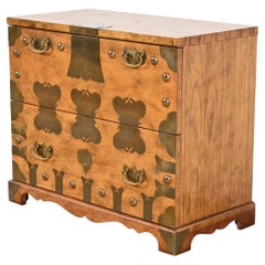 Baker Furniture Hollywood Regency Chinoiserie Koreanischer Tansu-Nachttisch aus Nussbaumholz