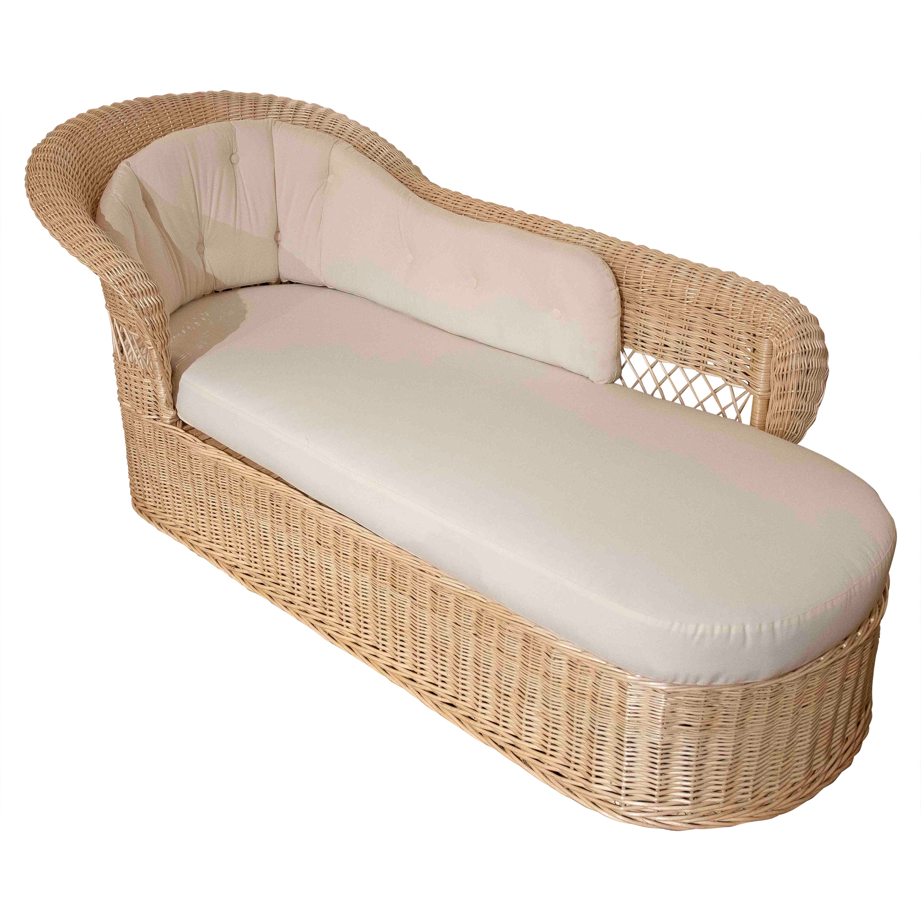 Chaise longue in vimini con cuscini bianchi