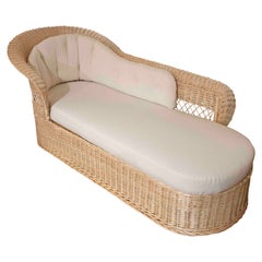 Chaise Longue de mimbre con cojines blancos