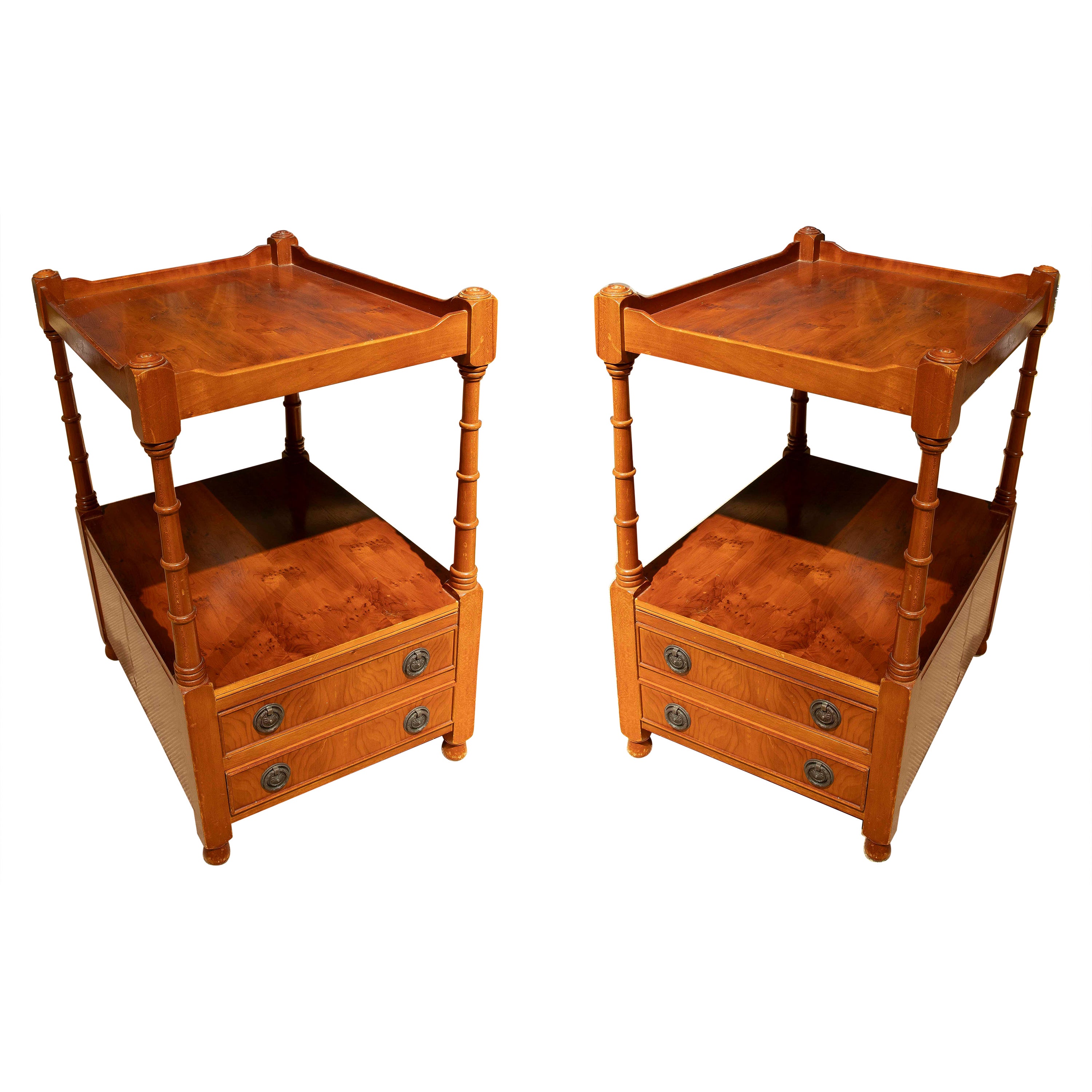 Pareja de mesas auxiliares vintage de madera con cajones, años 80 en venta