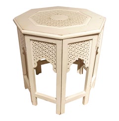 Mesa auxiliar octogonal estilo morisco de los años 70 en madera calada blanca