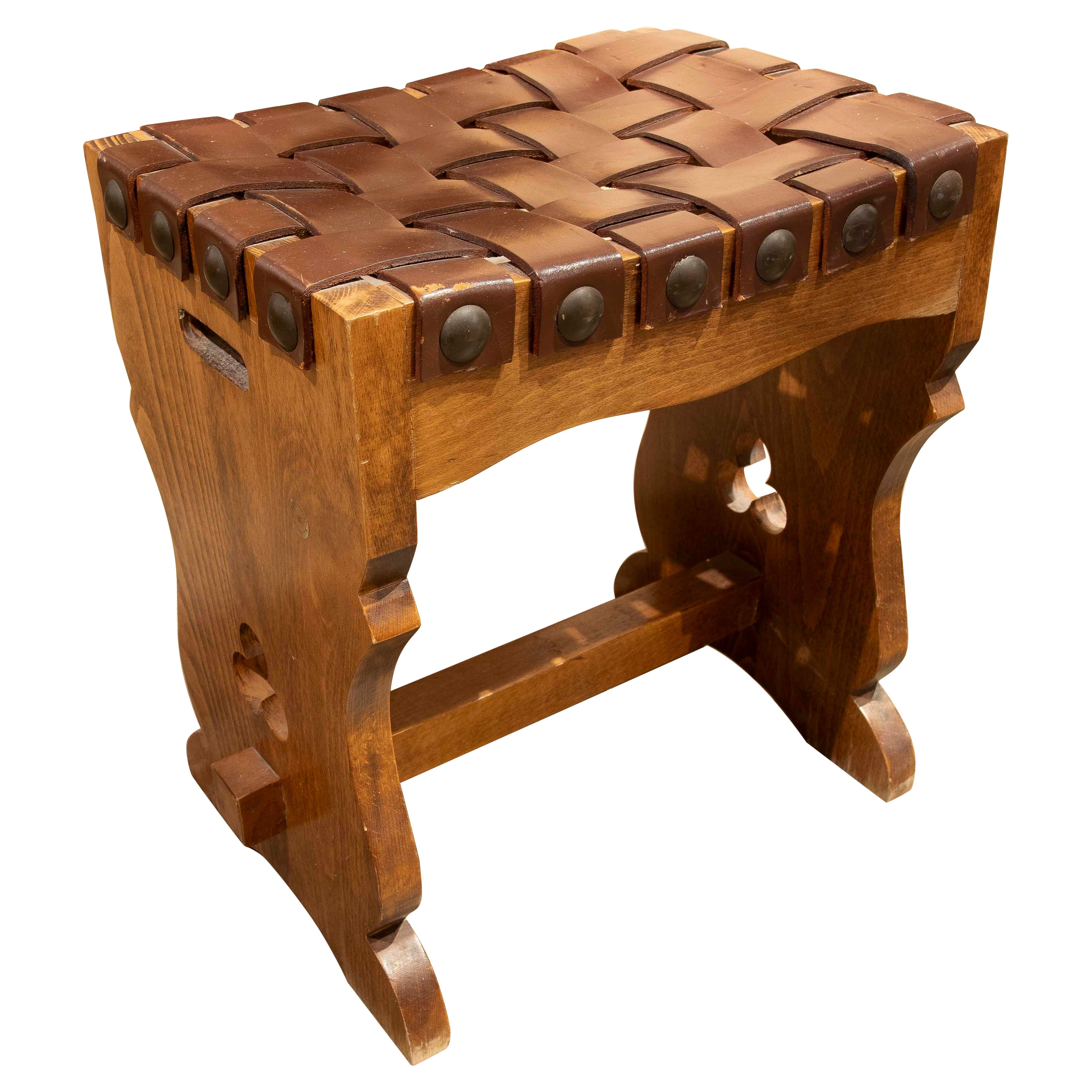 Sgabello rustico anni '80 in Wood e pelle intrecciata con borchie in vendita