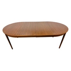 Mesa de comedor de teca moderna danesa de mediados de siglo