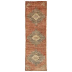 Tapis de couloir turc d'Anatolie vintage fait à la main en terre cuite avec motif tribal