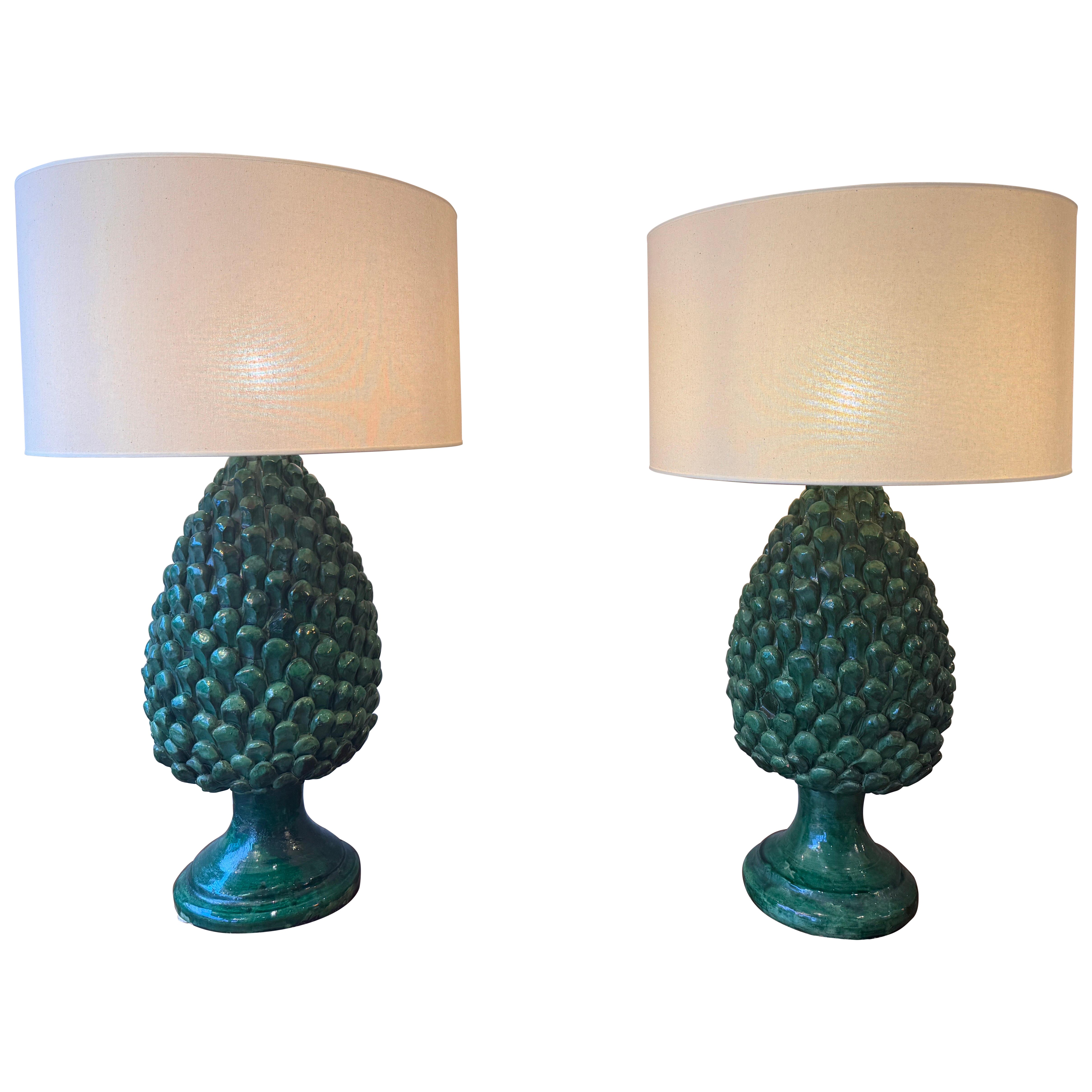 Une grande paire de lampes de table à cônes en céramique émaillée