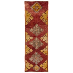 Tapis de couloir turc d'Anatolie vintage rouge avec motif tribal, années 1940