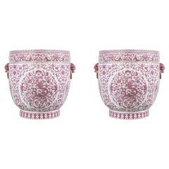 Paire de jardinières chinoises en porcelaine rose et blanche représentant des dragons