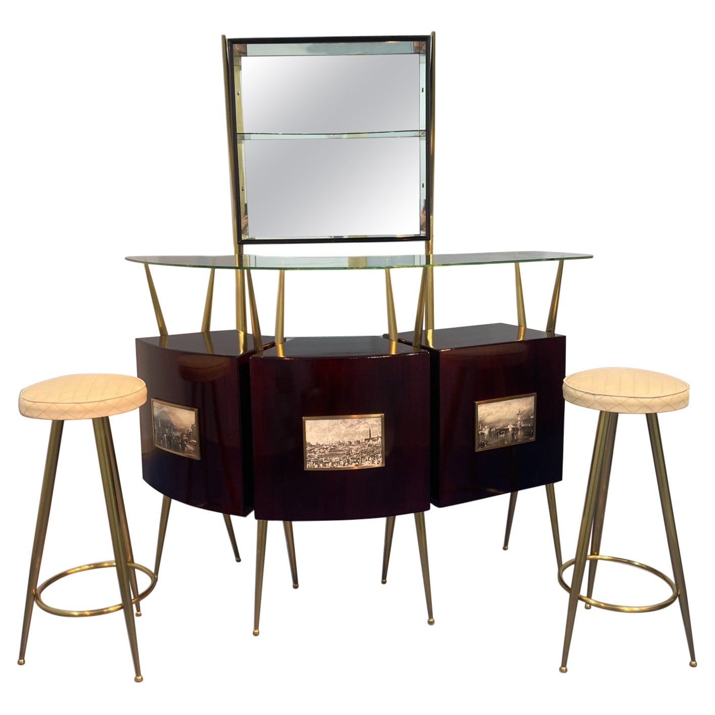 Grande cocktail bar nello stile di Gio Ponti, con vetrina a specchio e due sgabelli. Su telai a X in ottone patinato, il mobile bar presenta tre sezioni individuali in legno con un piano in vetro galleggiante. L'interno posteriore concavo è dotato
