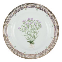 Royal Copenhagen Flora Danica. Dinner plate in hand-painted porcelain, 1950