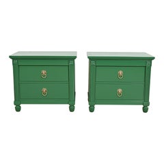 Baker Furniture Neoklassizistische Nachttische aus grünem, lackiertem Mahagoni, neu lackiert