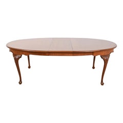 Henkel Harris Queen Anne table de salle à manger à rallonge en acajou massif, nouvellement revernie