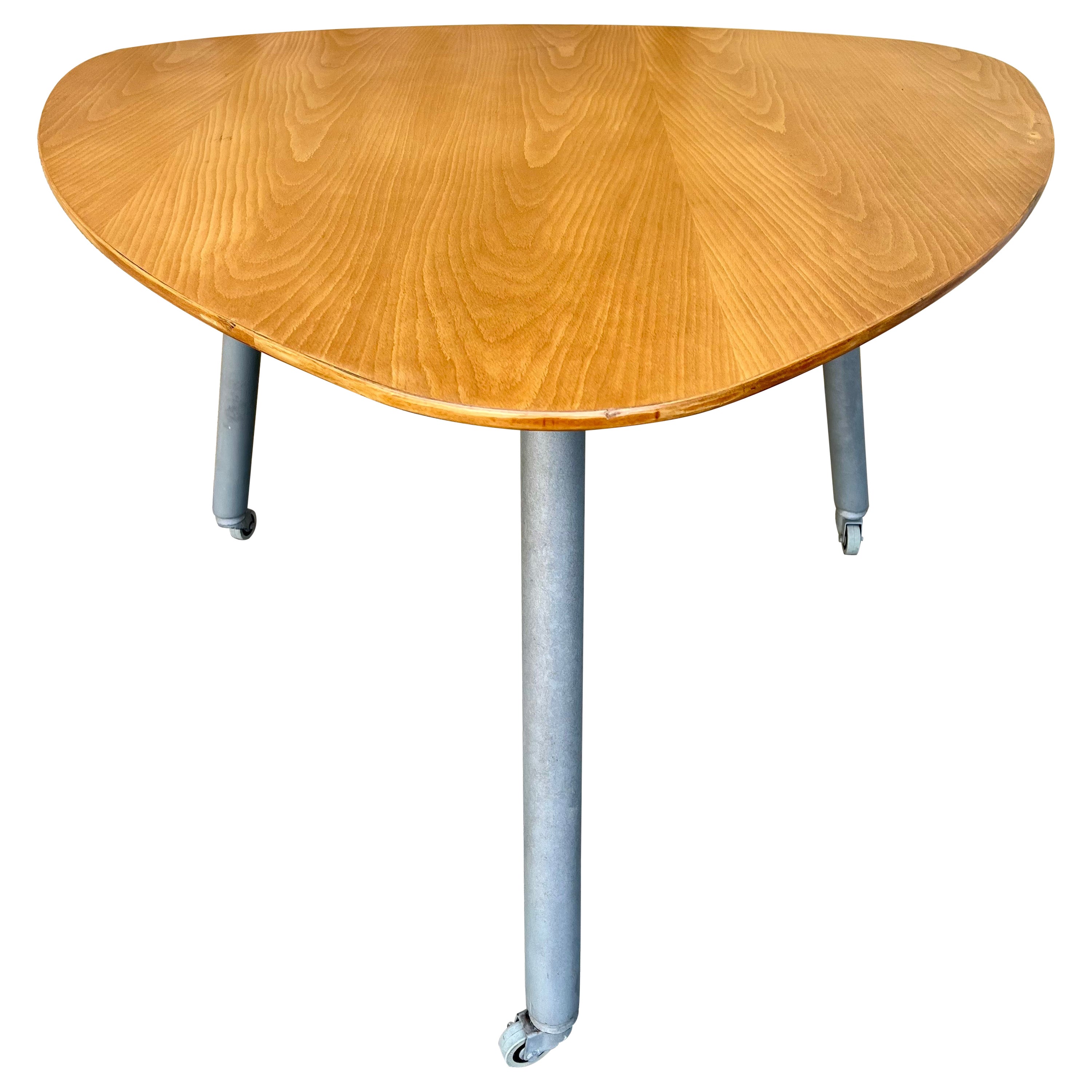Vintage-Tisch im Mid-Century Modern-Stil im Arne Jacobsen-Eiertischstil, Mid-Century Modern. C  1970s im Angebot