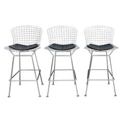 Ensemble de trois tabourets de bar Harry Bertoia pour Knoll en chrome et similicuir noir