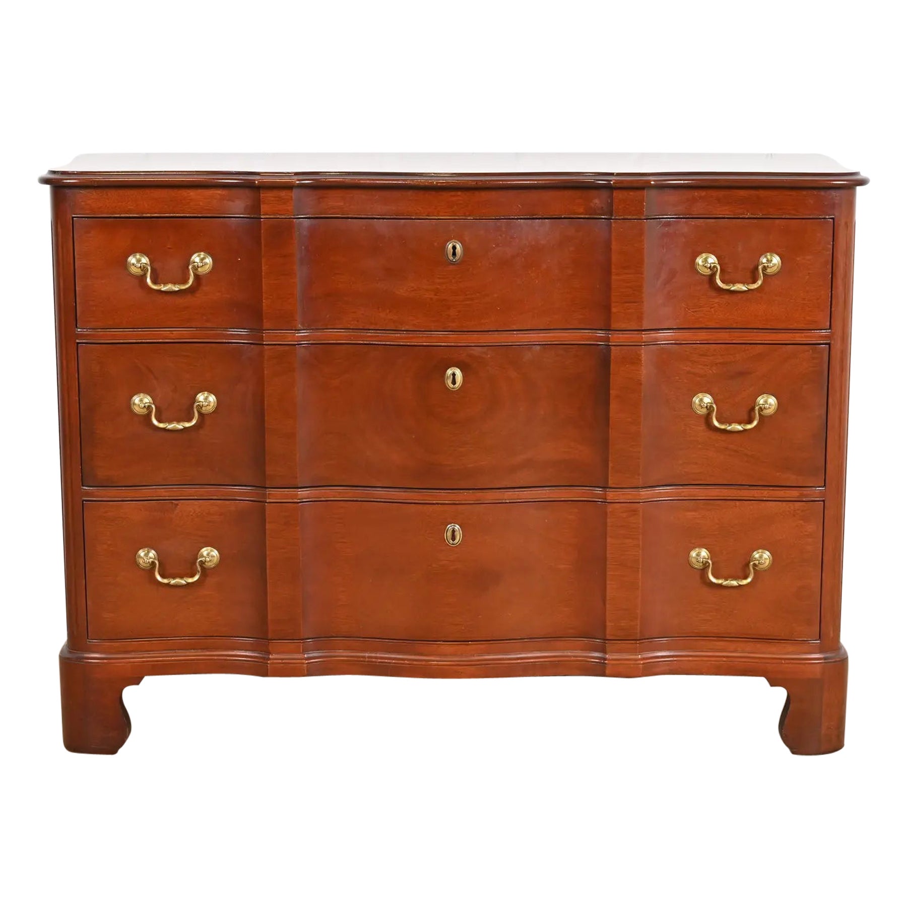Cómoda de caoba maciza tallada estilo georgiano de Baker Furniture