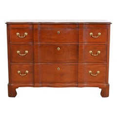 Cómoda de caoba maciza tallada estilo georgiano de Baker Furniture