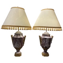 Paire de lampes françaises en marbre rouge montées en bronze doré, 18ème siècle