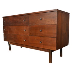 Mid Century Low Sechs Schubladen in Nussbaum von Stanley