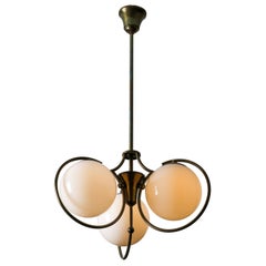 Finnischer Art-Déco-Kronleuchter aus Messing mit Opalglas-Kugeln, 1930er Jahre