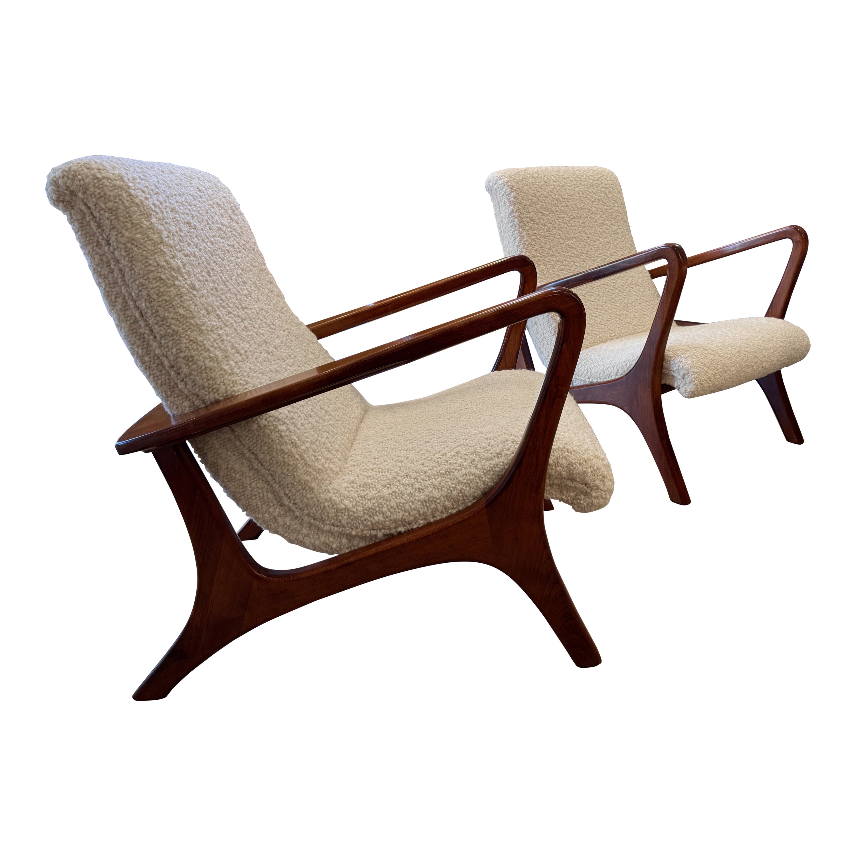 Una coppia di poltrone dal design architettonico in bouclé di lana d'agnello in vendita