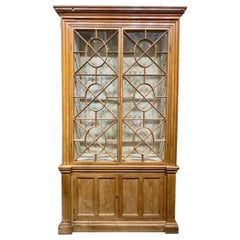 Schmaler englischer Kieferschrank aus dem 19.