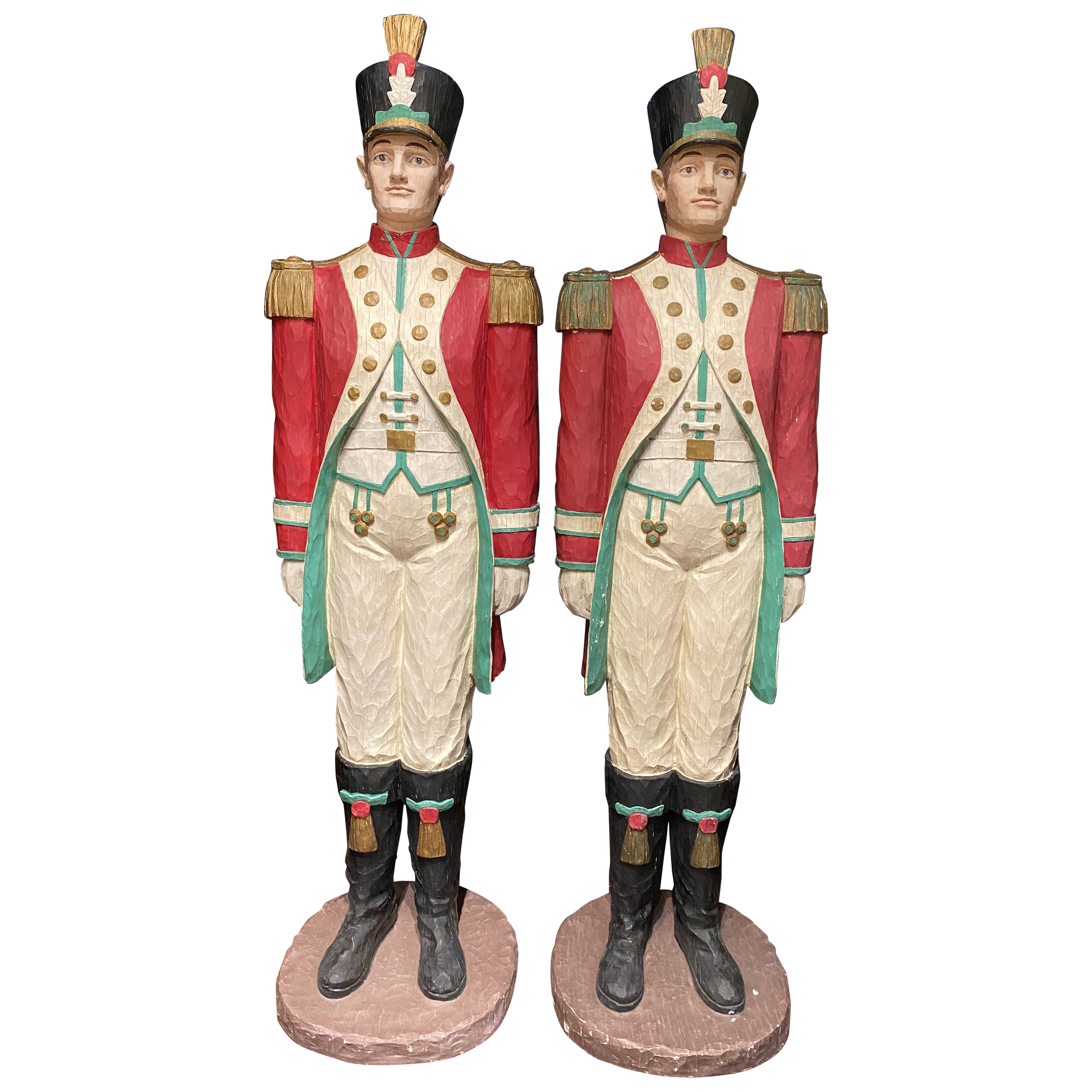Pareja de Soldados de la Guardia Real Británica de Tamaño Natural Policromados Faux Wood en venta