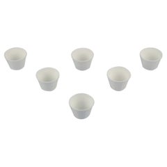 Wilhelm Kåge pour Gustavsberg. Six pots à plantes en porcelaine blanche. Design/One.