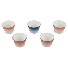 Wilhelm Kåge pour Gustavsberg. Cinq pots à plantes en porcelaine. Design/One.
