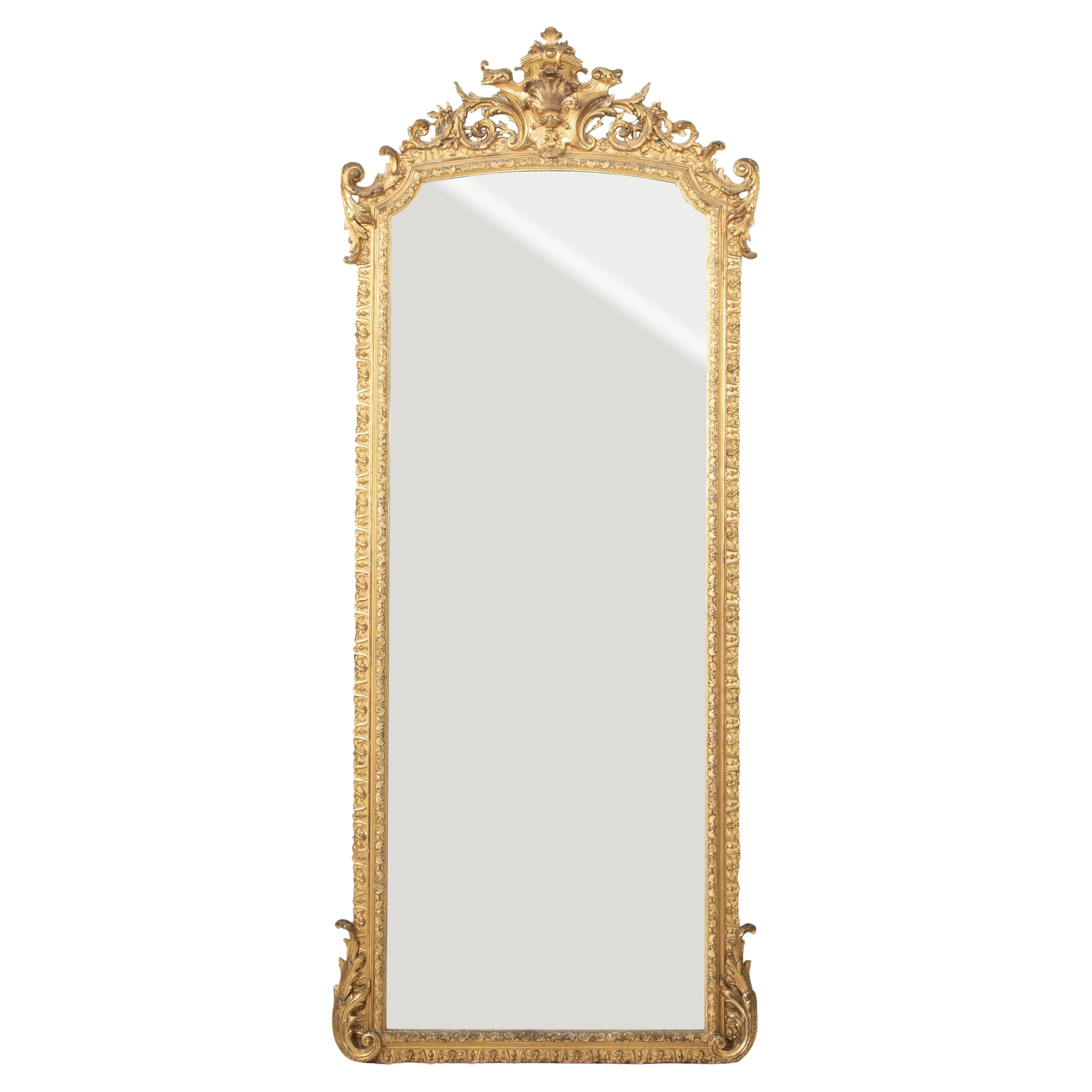 Specchio da terra in legno dorato alto otto piedi della metà del XIX secolo in stile Reggenza francese