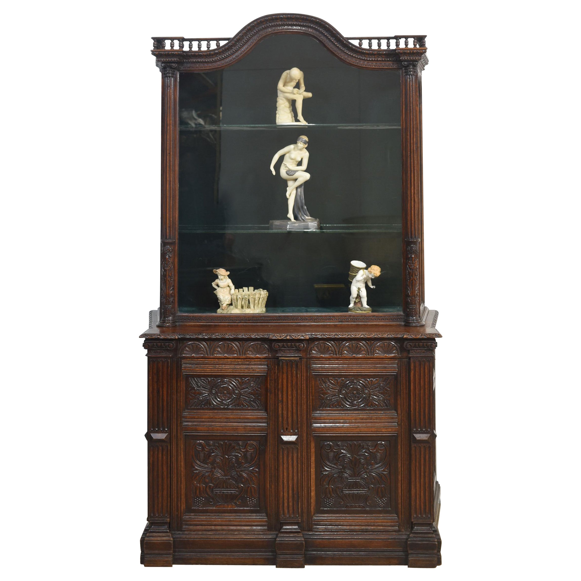 Vitrine en chêne sculpté
