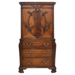 Armoire en acajou sculpté