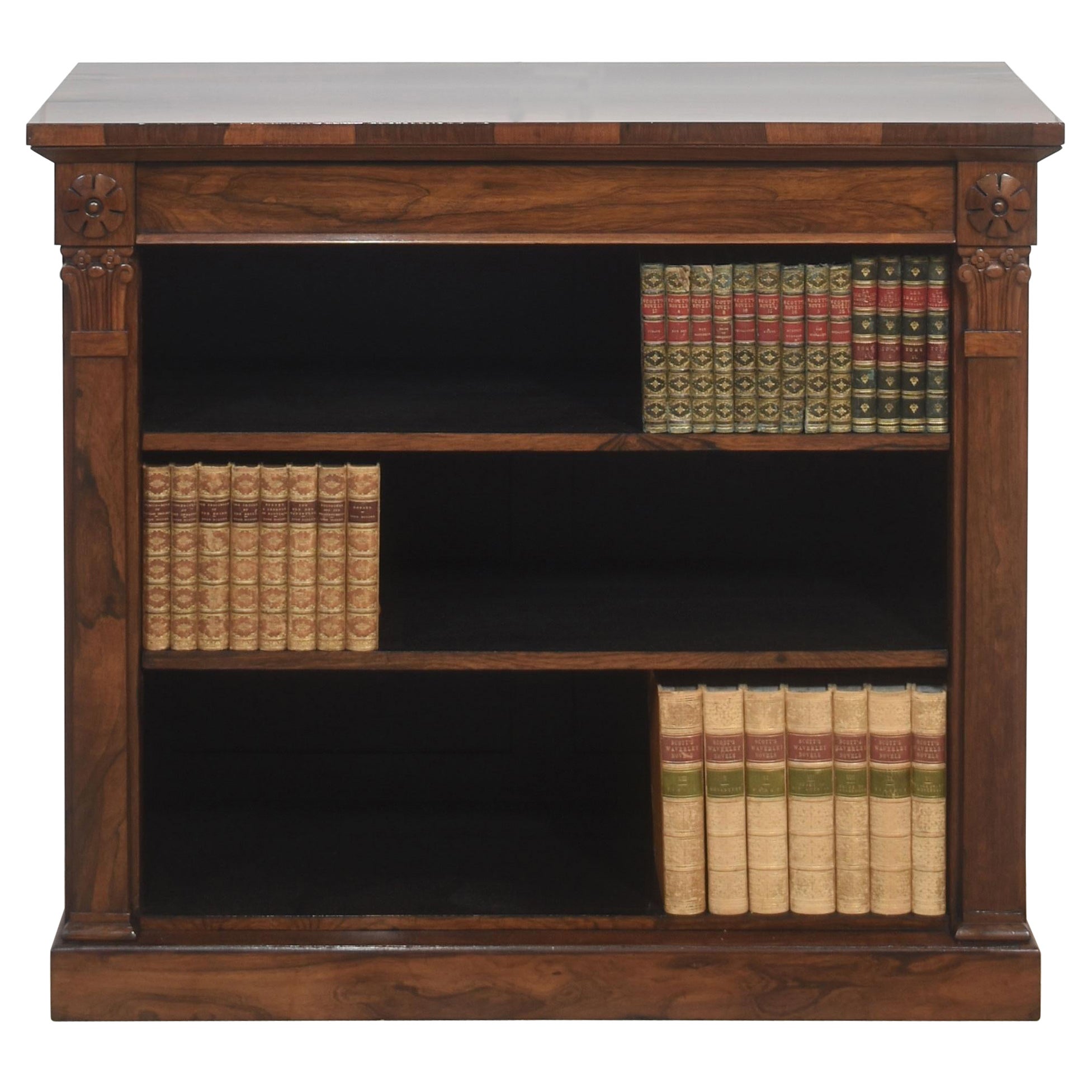 Offener Bücherschrank aus dem 19. Jahrhundert