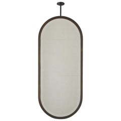 Miroir biseauté en forme de pilule Capsula suspendu au plafond avec cadre en patine bronze