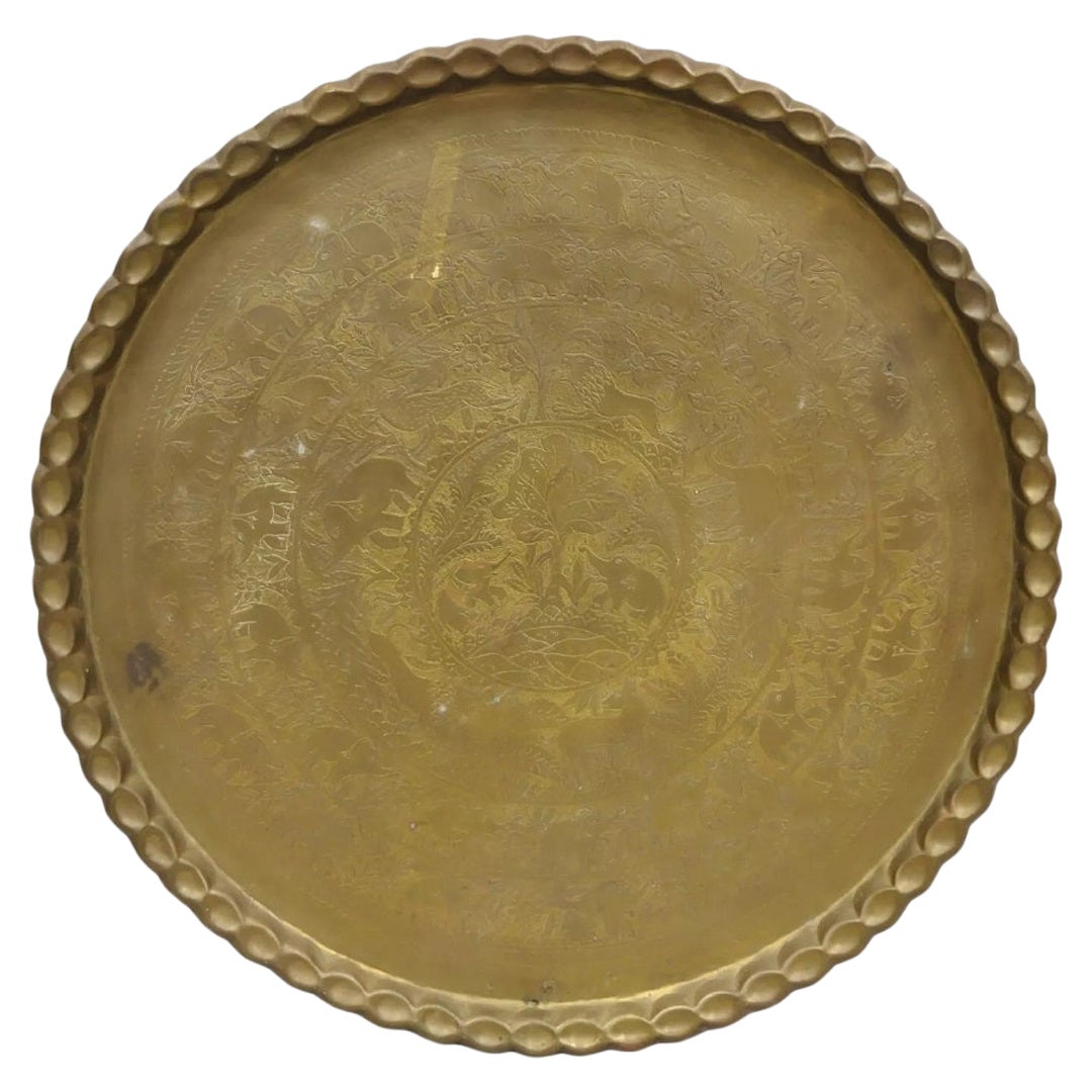 Plateau rond de 46" en laiton gravé d'animaux, d'origine marocaine et moyen-orientale en vente