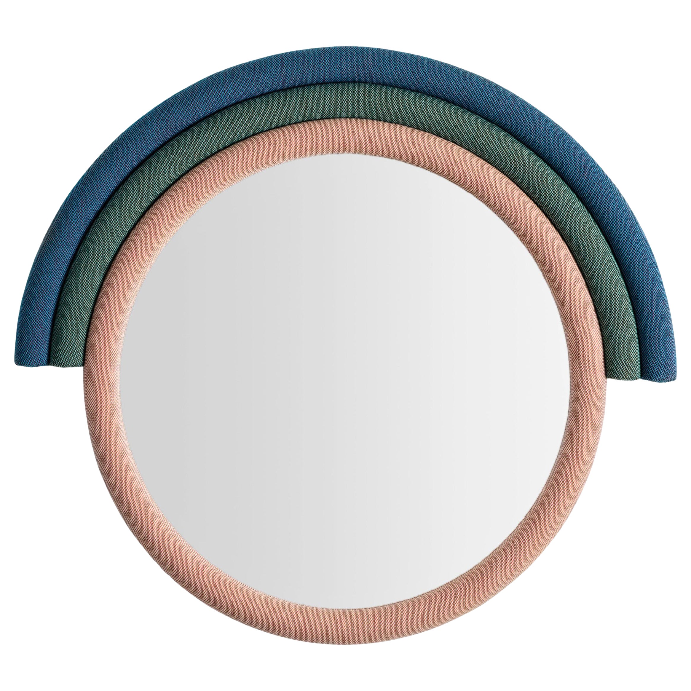 Specchio Iris di Merve KAHRAMAN, tappezzeria Kvadrat multicolore e specchio trasparente