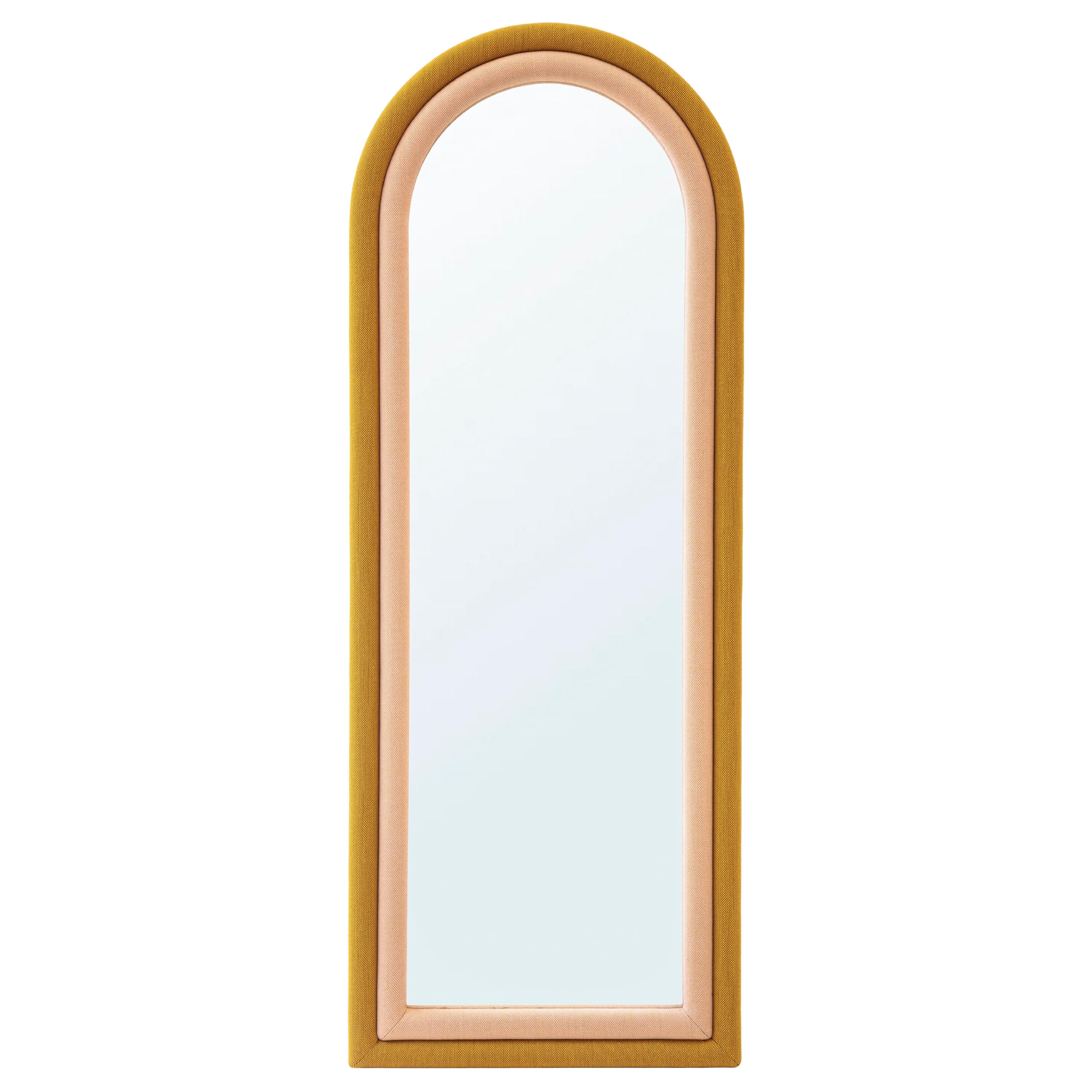 Espejo de pie Iris de Merve Kahraman, marco arqueado tapizado mostaza y rosa