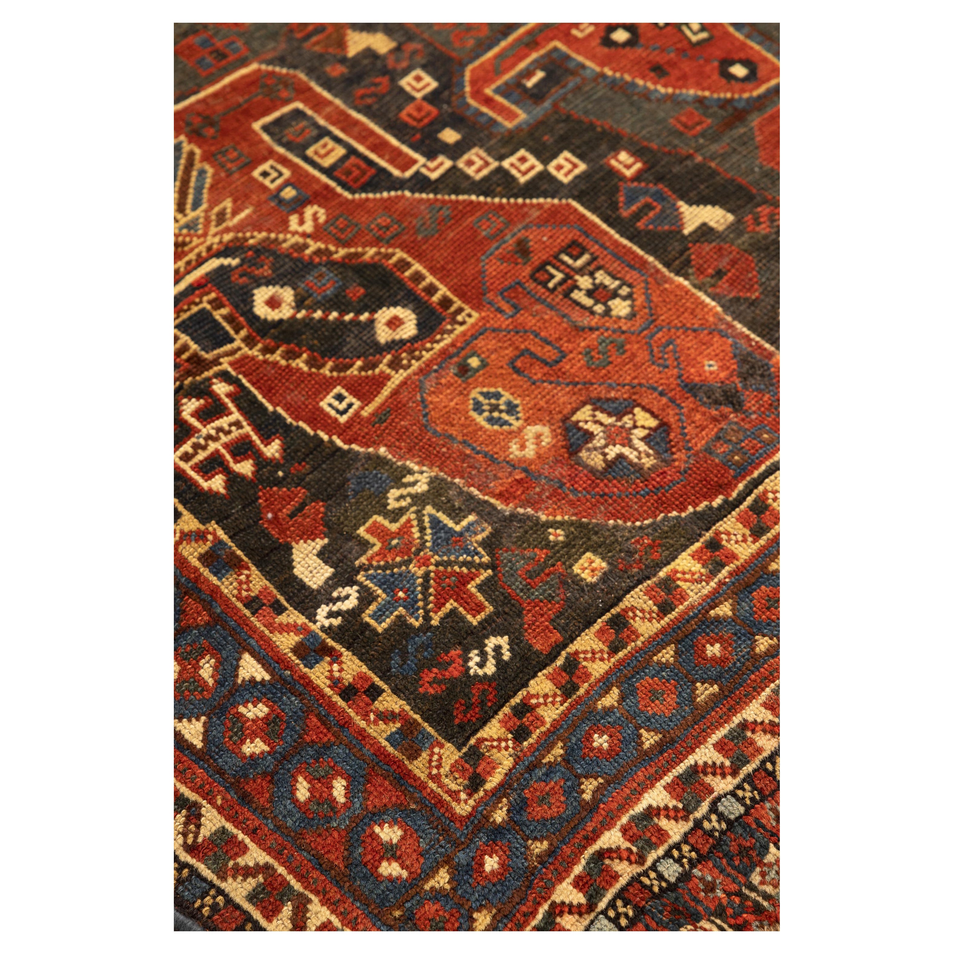 Le tapis Qashqa'i ancien que vous voyez ici est un exemple stupéfiant de l'art nomade, avec le célèbre Jegai ou 