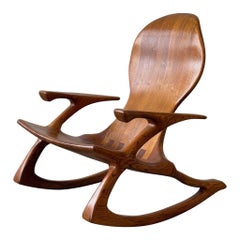 Fauteuil à bascule en chêne sculpté de Studio AAK