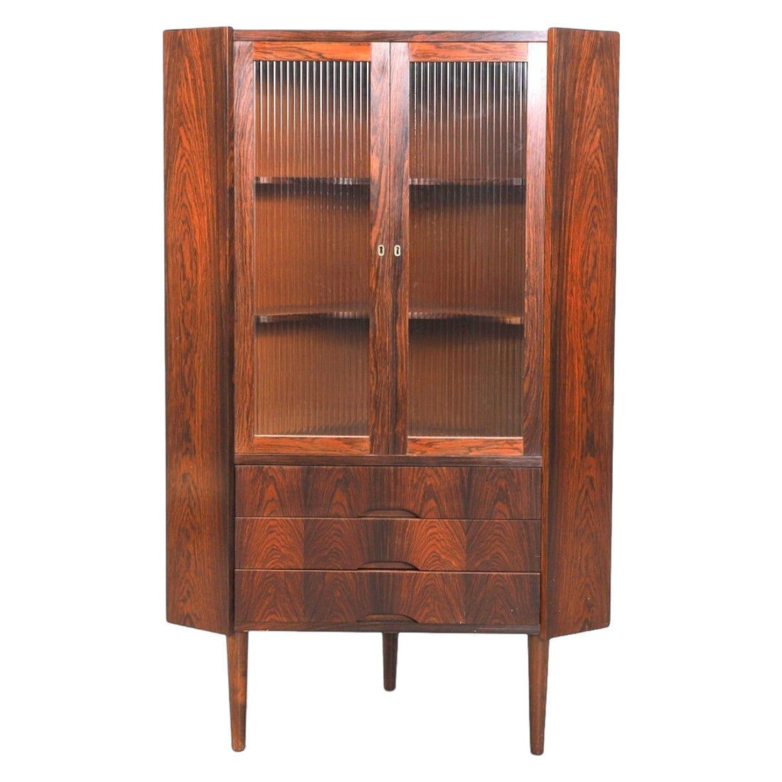 Dänische Modernität Palisander Eckschrank mit geriffeltem Glas