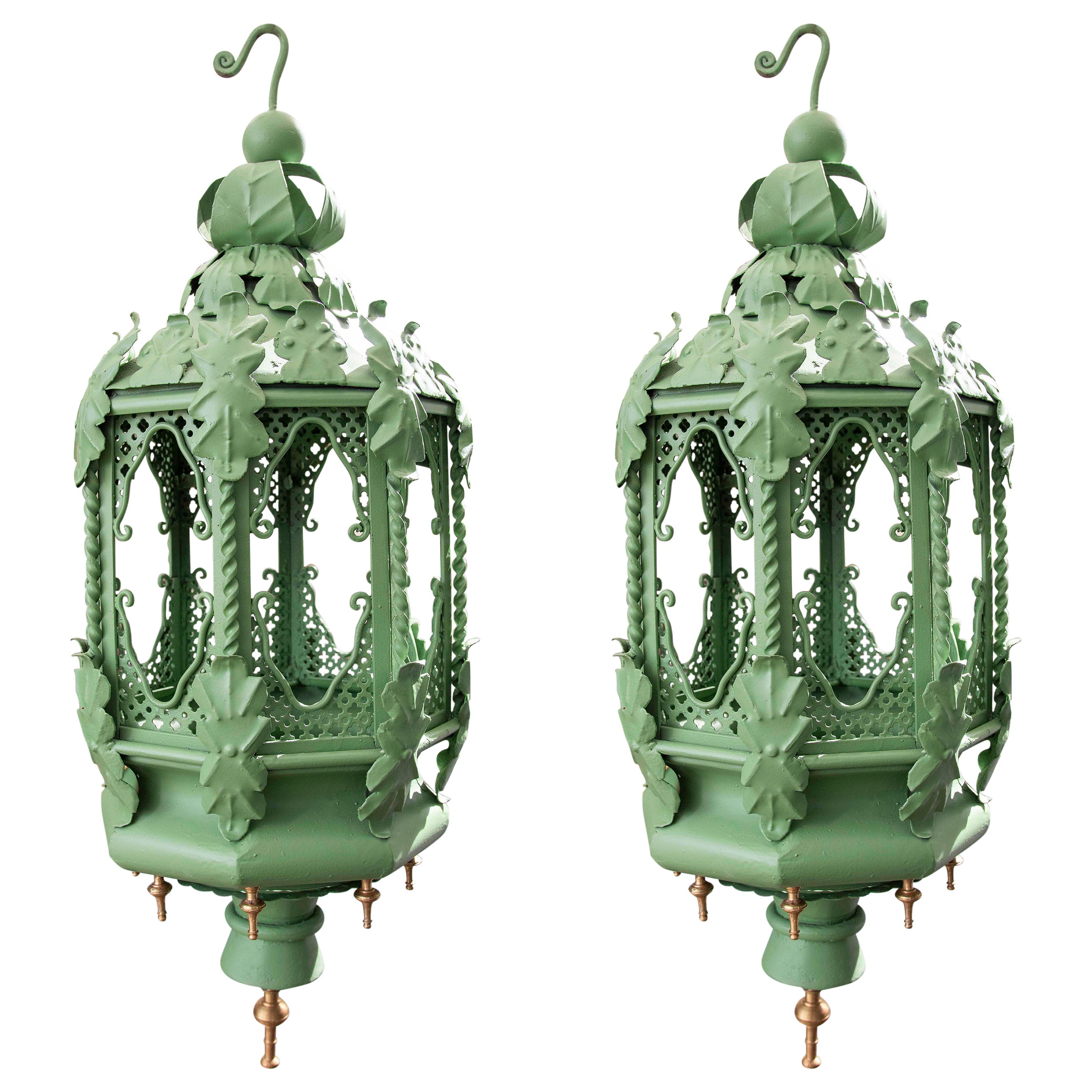 1970er Jahre Paar grüne Lampen aus Schmiedeeisen und Messingverzierungen im Angebot