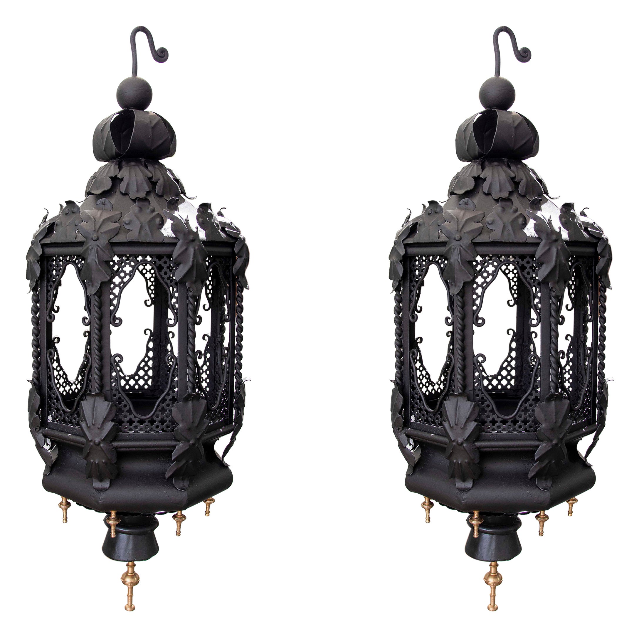 1970er Jahre Paar schwarze Lampen aus Schmiedeeisen und Messingverzierungen