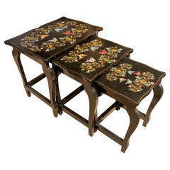 Conjunto de mesas nido pintadas a mano de los años 70 con decoración floral en las tapas